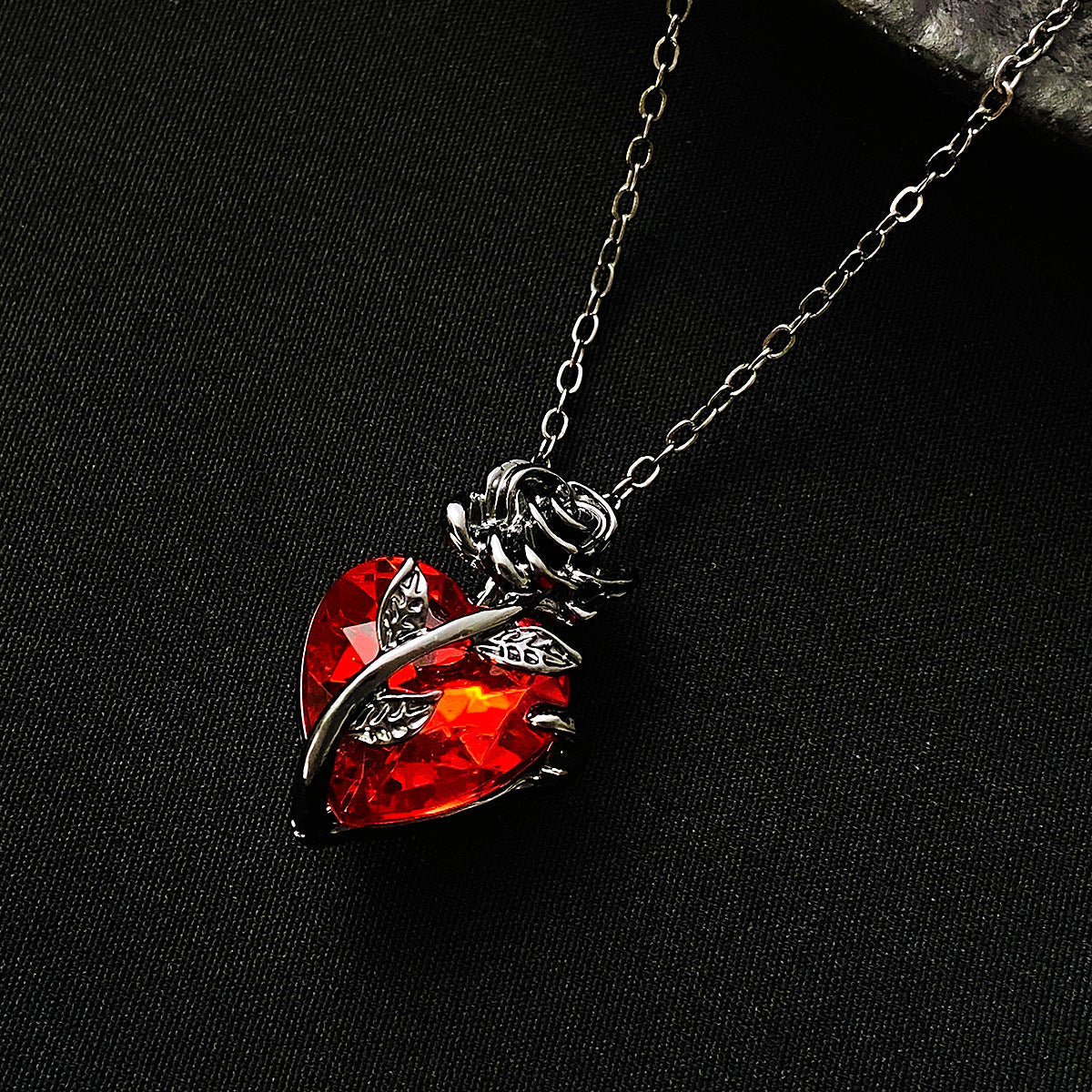 Veile Studios Punk Rose Love Necklace Fashion Personality Heart Shaped Clavicle Chain Pendant